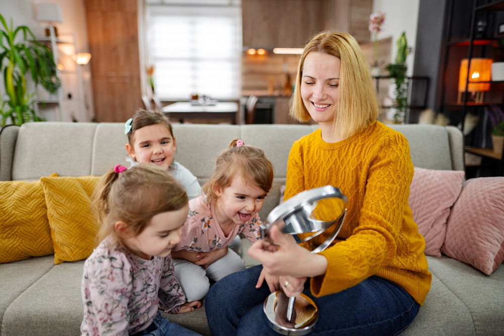 Как стать няней: все о профессии, зарплате, где работать, форматы учебы в 2025 году