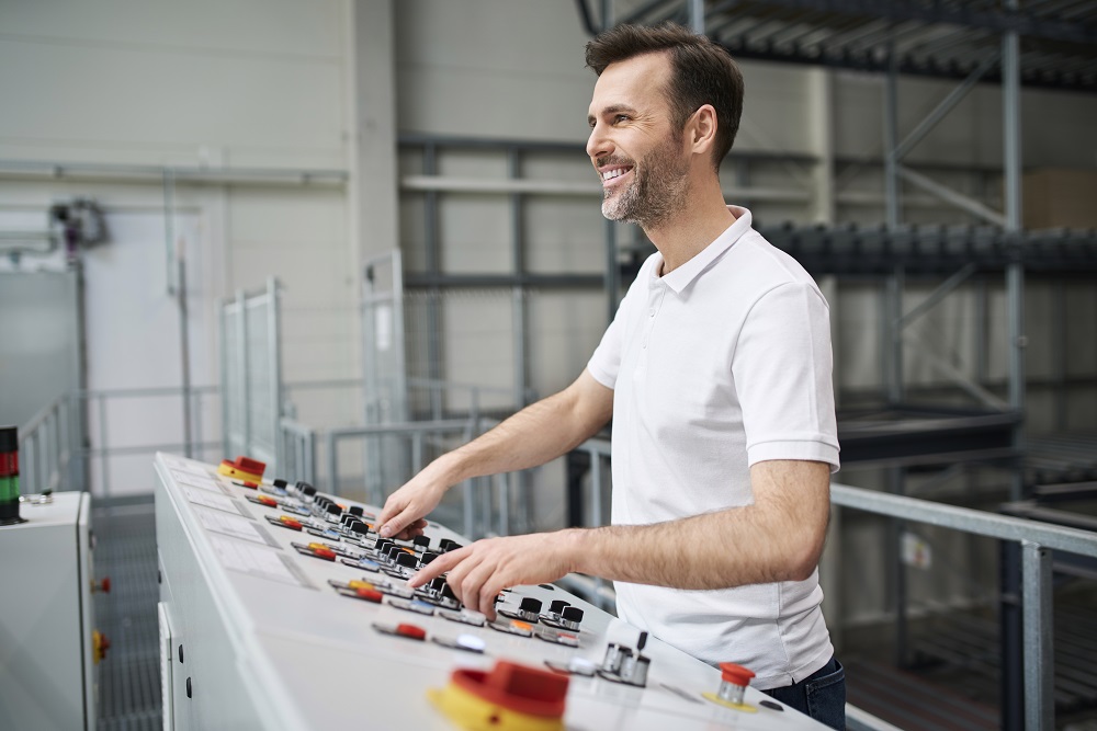 Как стать оператором пульта управления: все о профессии, зарплате, где работать, форматы учебы в 2025 году