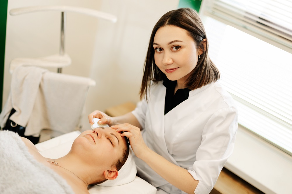 Как стать косметологом без медицинского образования: все о профессии, зарплате, где работать, форматы учебы в 2025 году