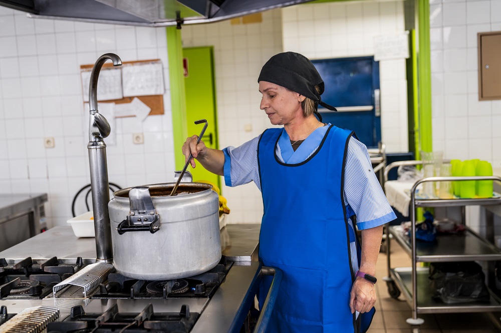 Как стать кухонным рабочим: все о профессии, зарплате, где работать, форматы учебы в 2025 году