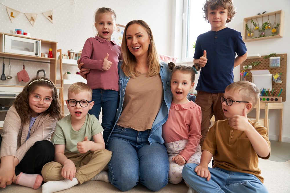 Как стать помощником воспитателя: все о профессии, зарплате, где работать, форматы учебы в 2025 году