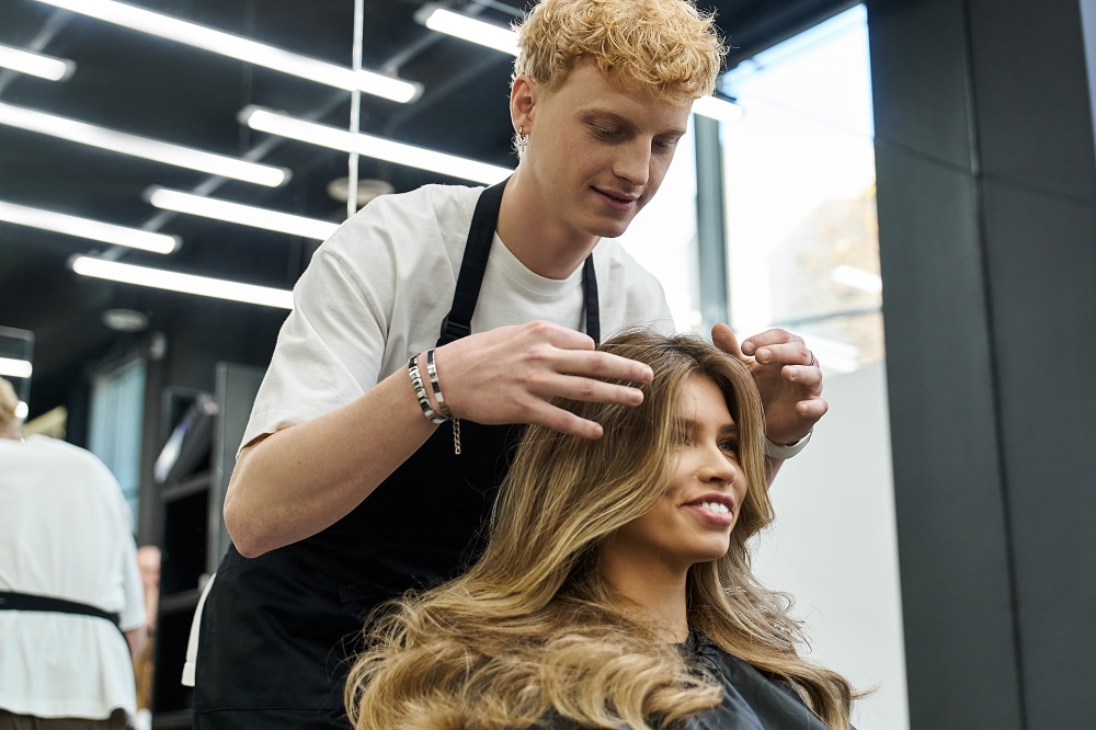 Как стать парикмахером: все о профессии, зарплате, где работать, форматы учебы в 2025 году