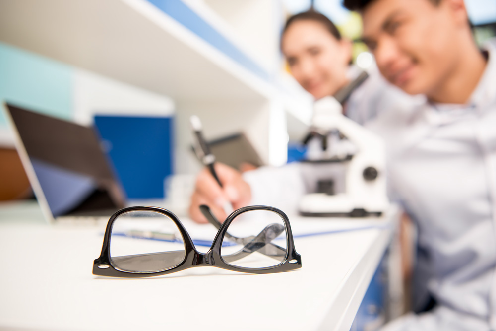 Как стать оптиком медицинским: все о профессии, зарплате, где работать, форматы учебы в 2025 году