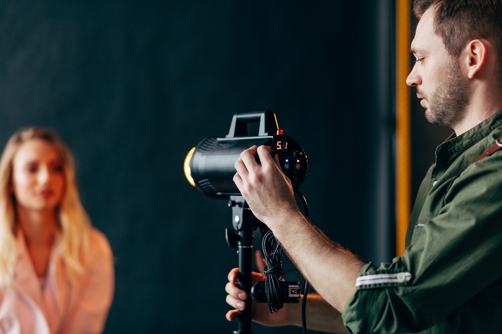 Как стать осветителем: все о профессии, зарплате, где работать, форматы учебы в 2026 году