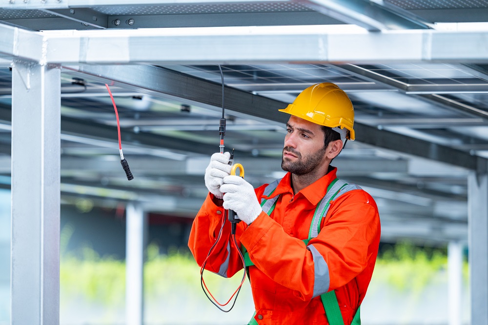 Как стать электромонтером в 2025 году: все о профессии, зарплате, где работать, форматы учебы