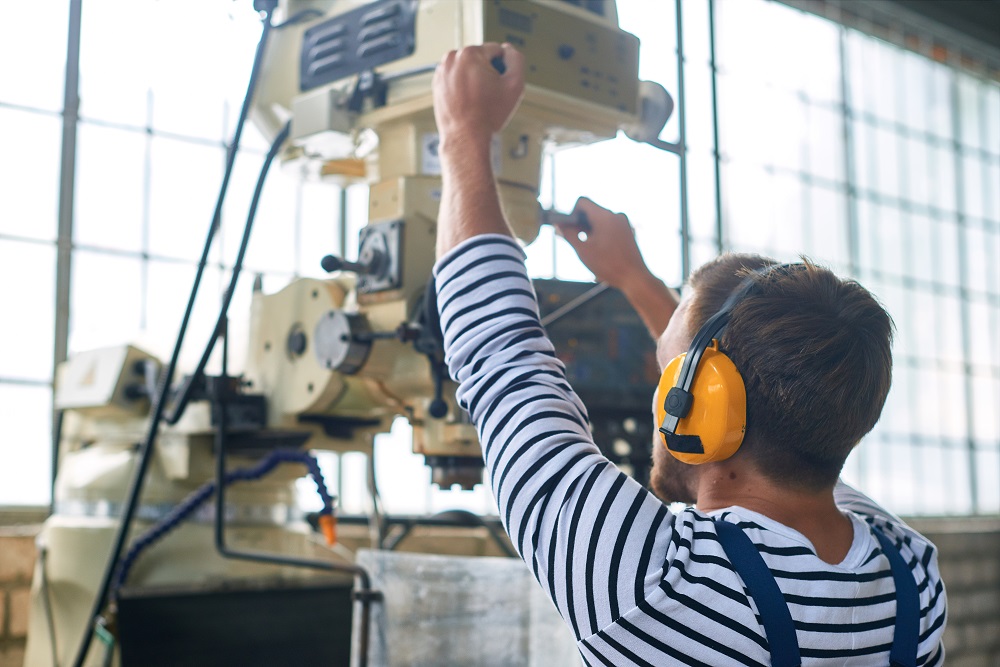 Как стать аппаратчиком обработки в 2025 году: все о профессии, зарплате, где работать, форматы учебы