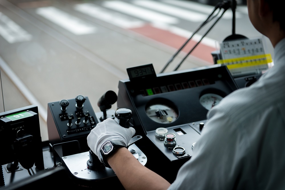 Как стать машинистом электропоезда в 2025 году: все о профессии, зарплате, где работать, форматы учебы