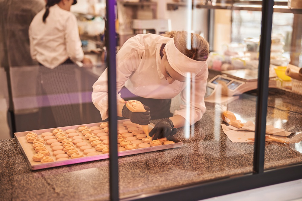 Как стать работником в кондитерской: все о профессии, зарплате, где работать, форматы учебы в 2025 году
