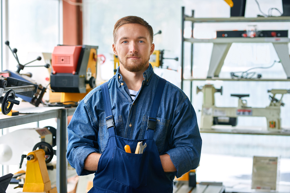 Как стать слесарем в 2025 году: все о профессии, зарплате, где работать, форматы учебы