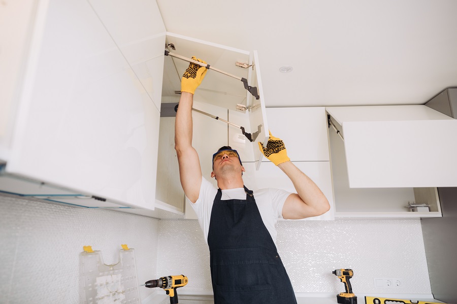 Как стать сборщиком кухни: все о профессии, зарплате, где работать, форматы учебы в 2025 году