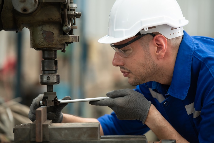 Как стать мотористом: все о профессии, зарплате, где работать, форматы учебы в 2025 году