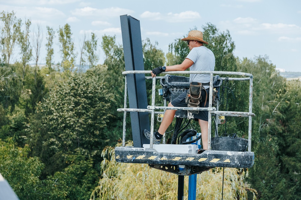 Машинист подъемника с рабочей платформой