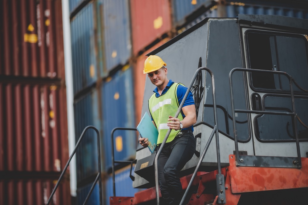 Как стать экспедитором по перевозке грузов: все о профессии, зарплате, где работать, форматы учебы в 2025 году