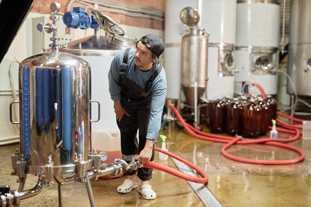 Как стать аппаратчиком перегонки: все о профессии, зарплате, где работать, форматы учебы в 2025 году