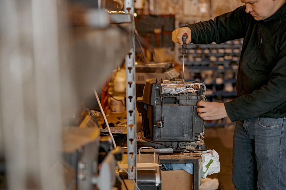 Как стать заточником: все о профессии, зарплате, где работать, форматы учебы в 2025 году