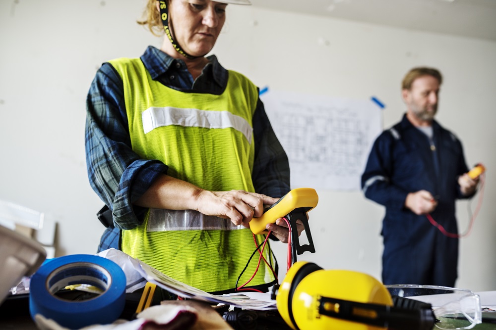 Как стать электромонтажником-схемщиком: все о профессии, зарплате, где работать, форматы учебы в 2025 году
