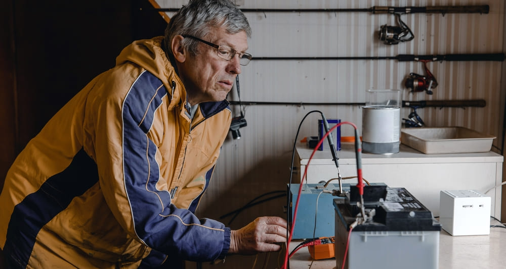 Как стать аккумуляторщиком: все о профессии, зарплате, где работать, форматы учебы в 2025 году