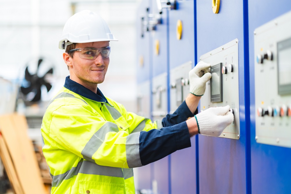 Как стать электромонтером по обслуживанию подстанций: все о профессии, зарплате, где работать, форматы учебы в 2025 году
