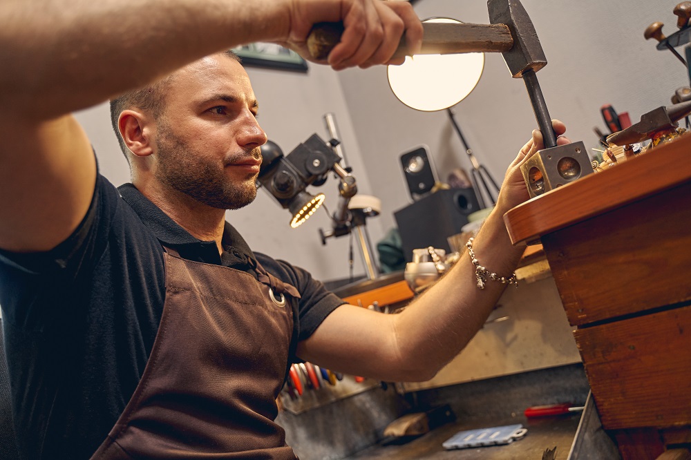 Как стать ювелиром-монтировщиком: все о профессии, зарплате, где работать, форматы учебы в 2025 году