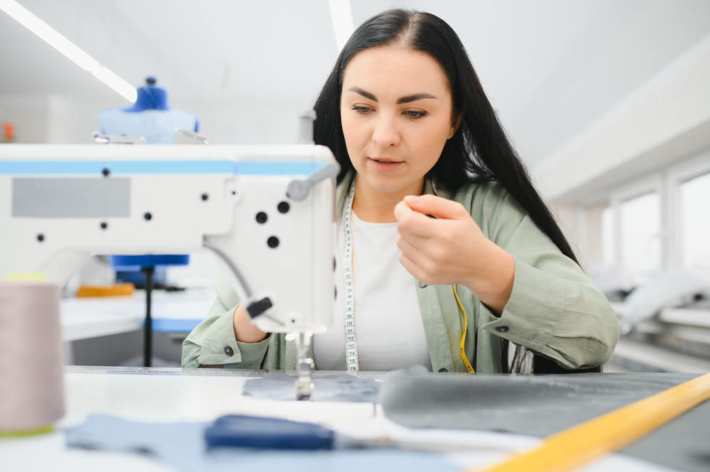 Как стать швеей: все о профессии, зарплате, где работать, форматы учебы в 2025 году