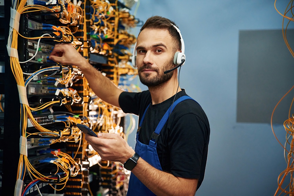 Как стать электромонтером станционного оборудования телефонной связи: все о профессии, зарплате, где работать, форматы учебы в 2025 году
