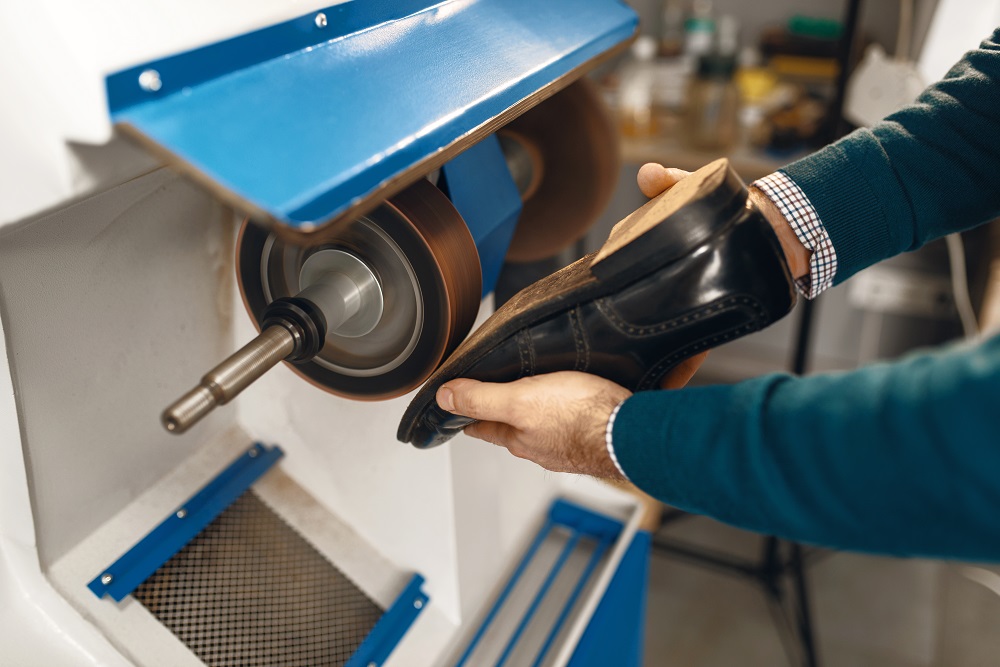 Как стать сборщиком обуви: все о профессии, зарплате, где работать, форматы учебы в 2025 году