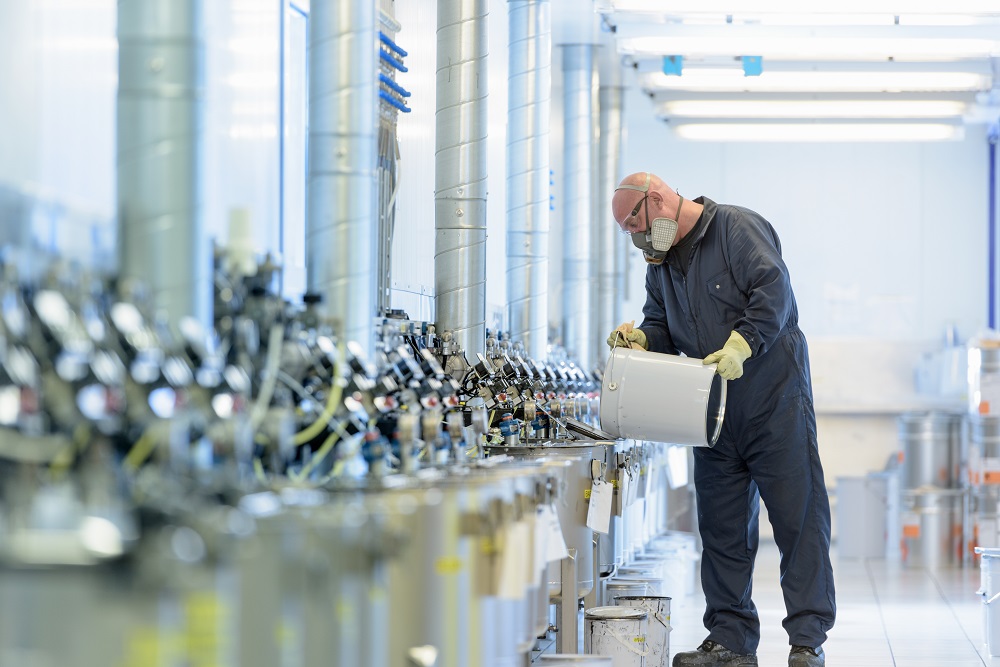 Как стать рабочим химического производства: все о профессии, зарплате, где работать, форматы учебы в 2025 году