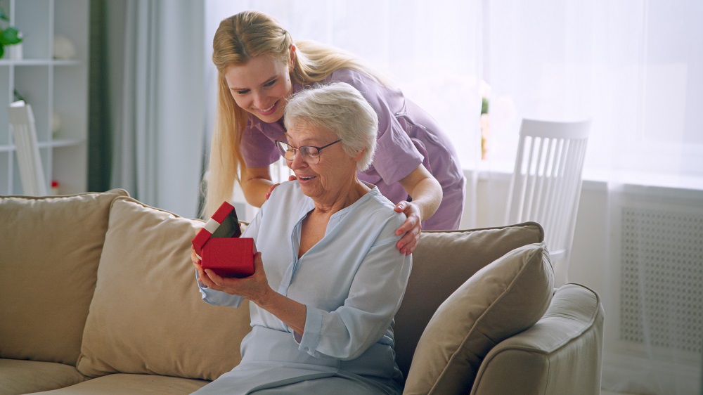 Как стать сиделкой помощником по уходу: все о профессии, зарплате, где работать, форматы учебы в 2025 году