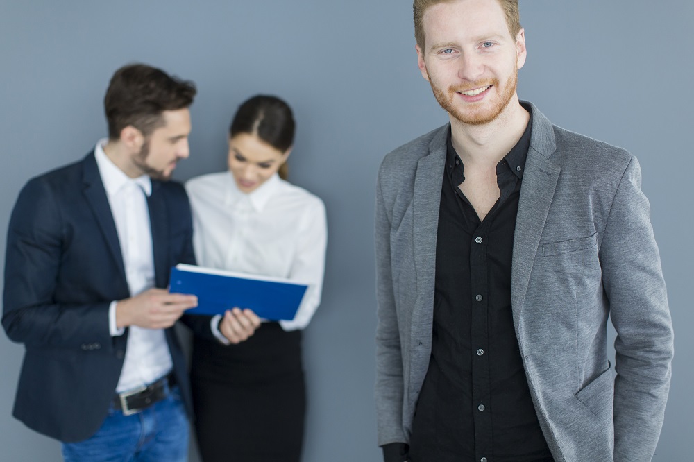 Как стать агентом: все о профессии, зарплате, где работать, форматы учебы в 2025 году