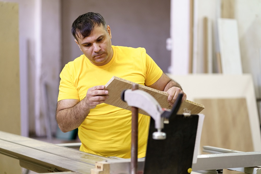 Рабочий на мебельное производство