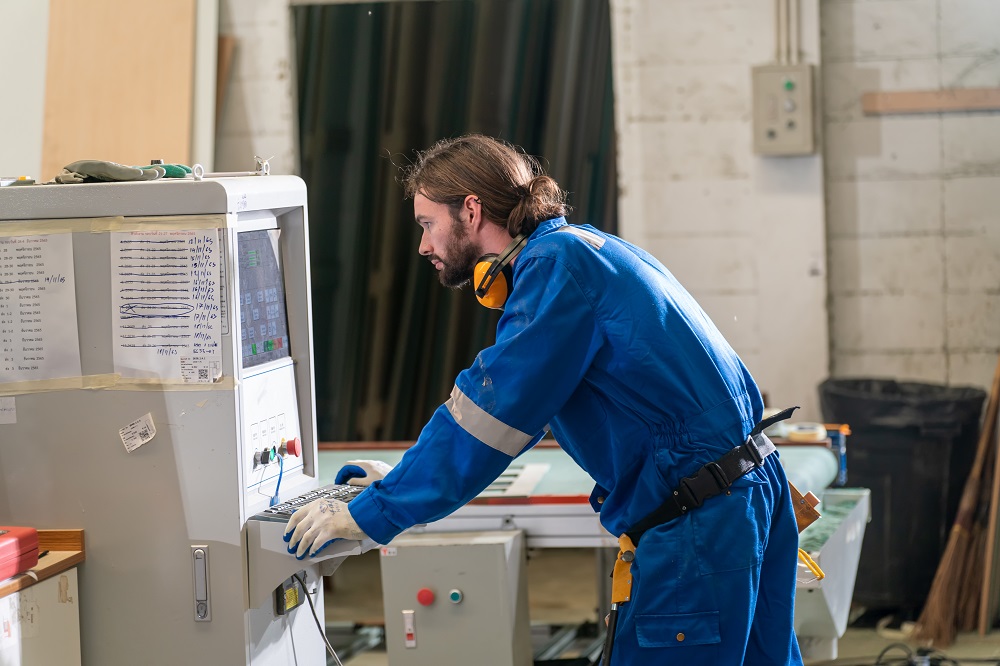 Как стать электроэрозионистом: все о профессии, зарплате, где работать, форматы учебы в 2026 году